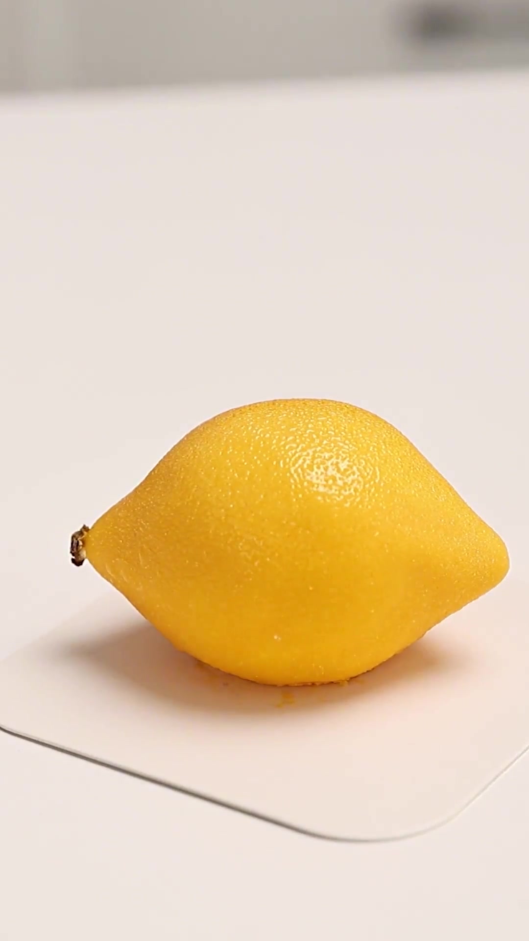 法式仿真柠檬慕斯蛋糕，乍看像真柠檬，切开却是蛋糕