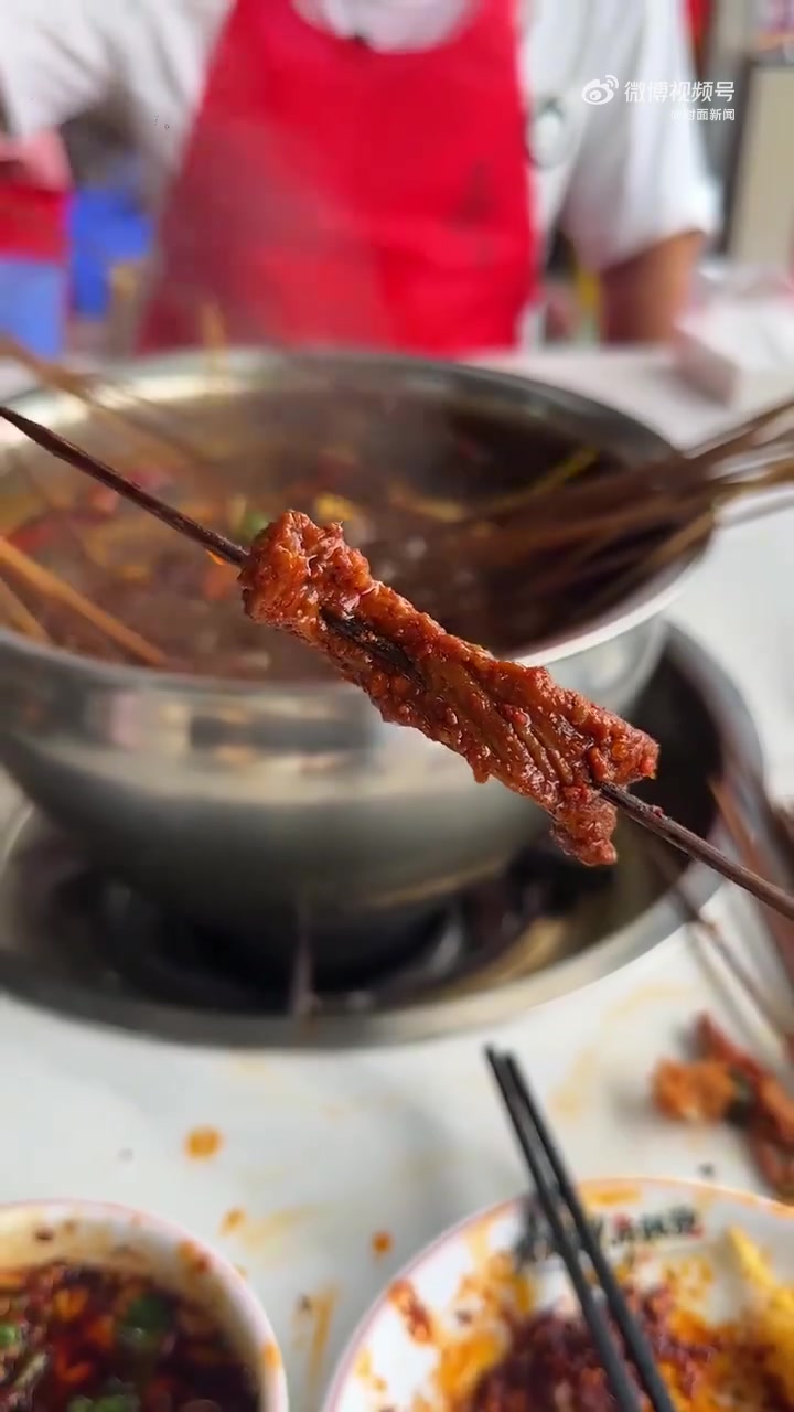 「太上头!乐山美食一天吃8顿都不够」近日,延边美食博主“延边大Logo(嗨吃云贵川渝)”探