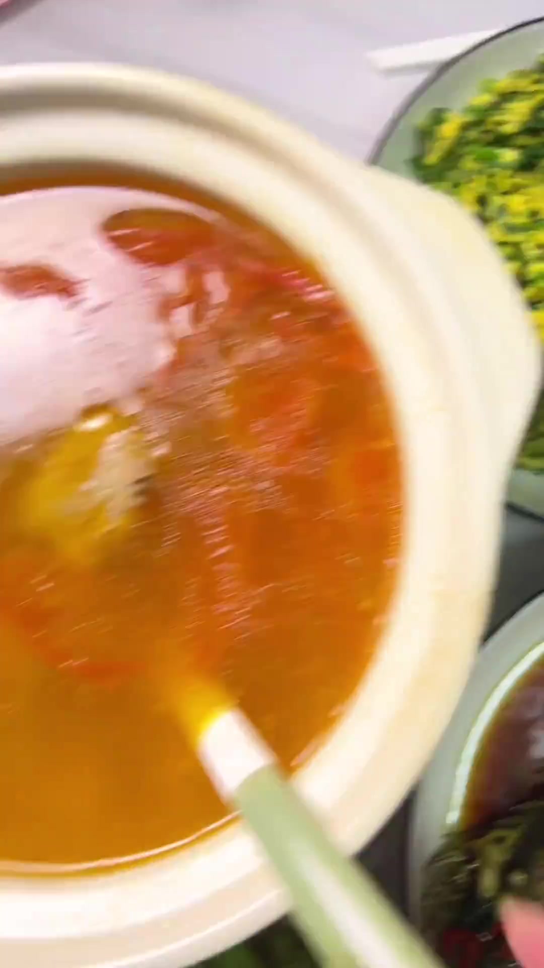 今天来教大家做，排骨西红柿土豆汤