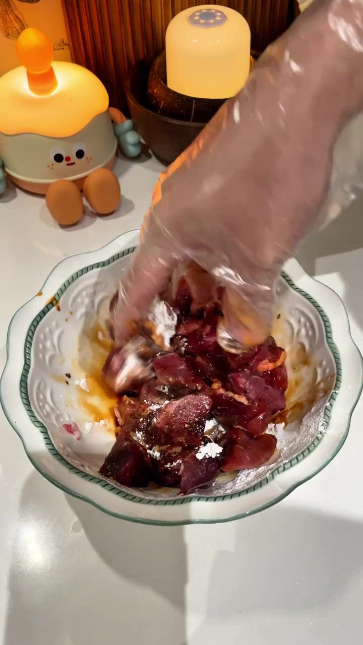 凌晨两点,给老婆做豪华辣咖喱牛肉乌冬面……