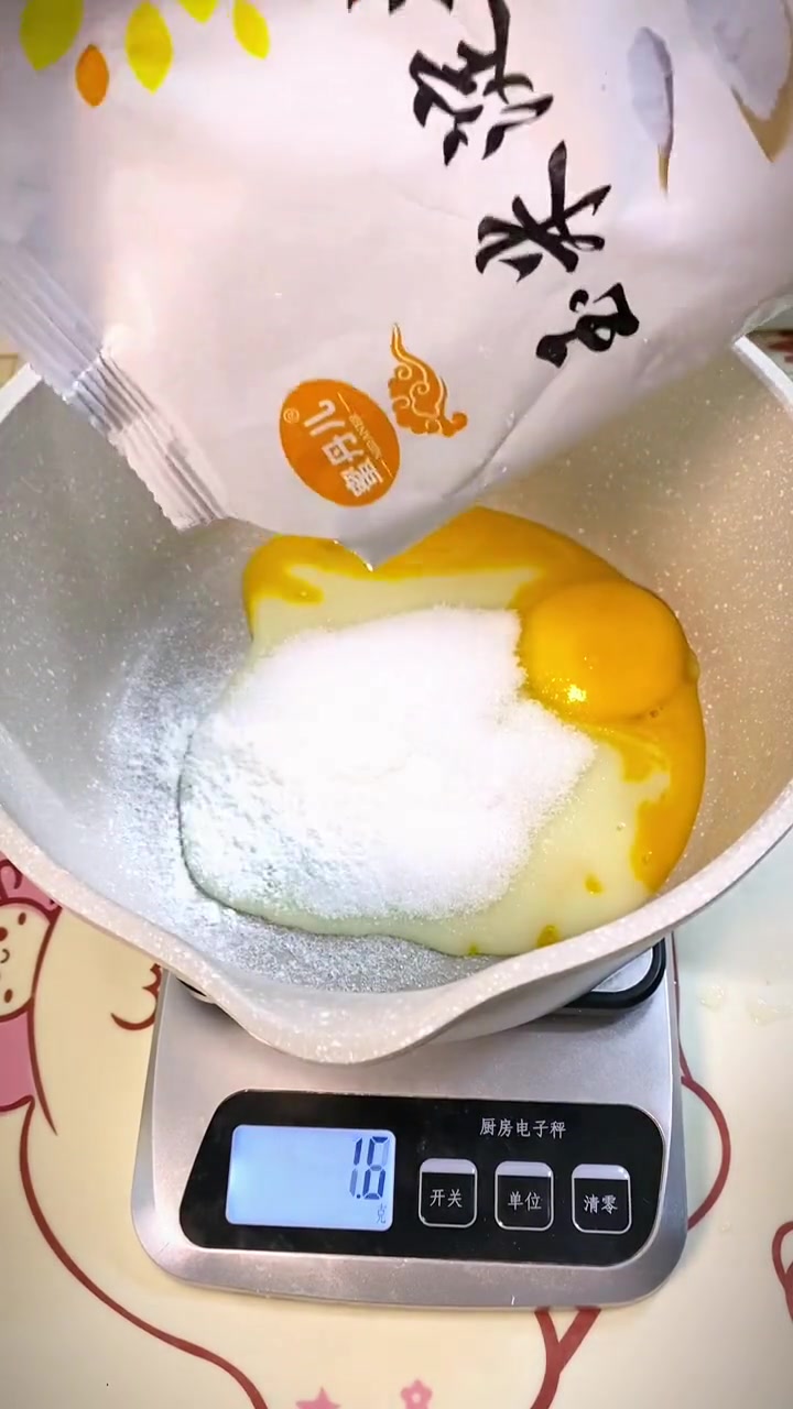 裹着巧克力脆皮的奶香小布丁，实在太好吃了，快给家人做起来吧