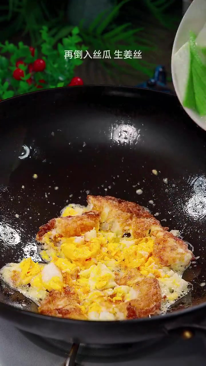 丝瓜肉片汤，这个季节一定要多做点丝瓜肉片汤给家人喝，汤鲜肉嫩，特别好喝！
