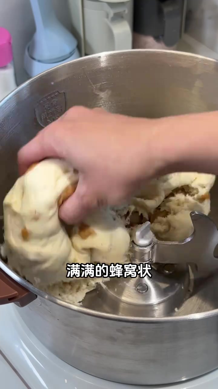 今天做的香甜松软的牛乳红枣馒头，牛奶的香甜加上红枣的甜味，目目很爱吃