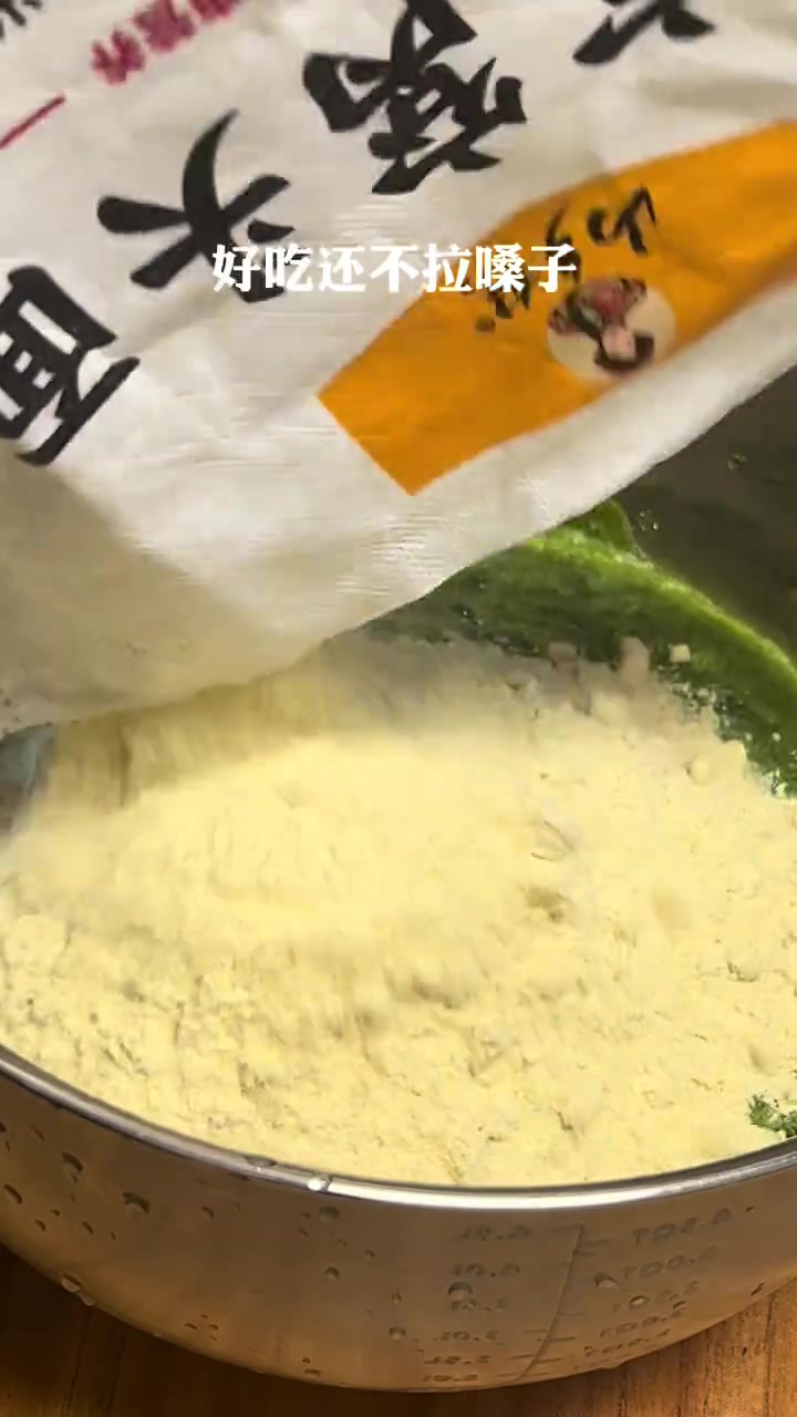 一把茼蒿菜，做了一锅杂粮窝窝头，一上桌都抢着吃，松软清香