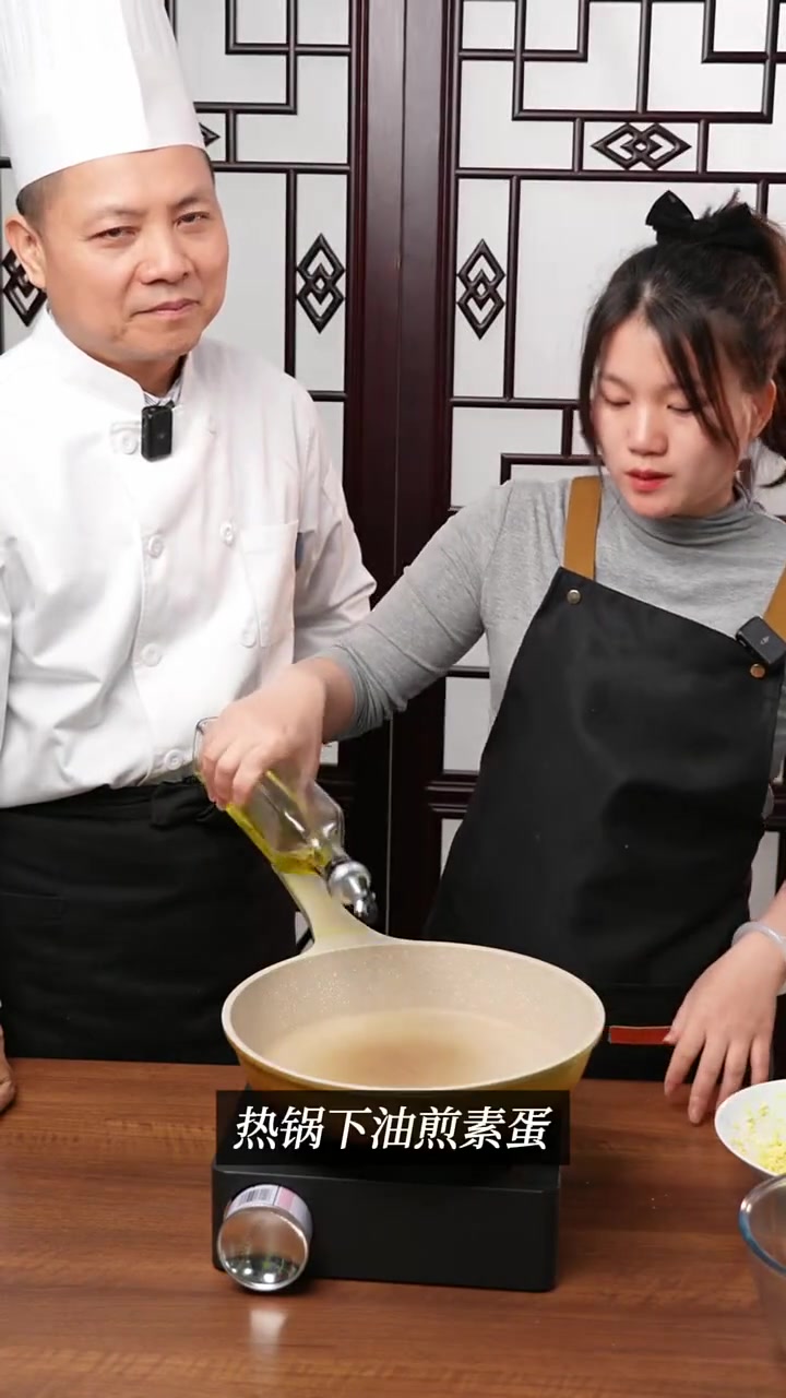 香椿炒素蛋，吃素也可以有素鸡蛋吃，快来看大厨如何做的吧~