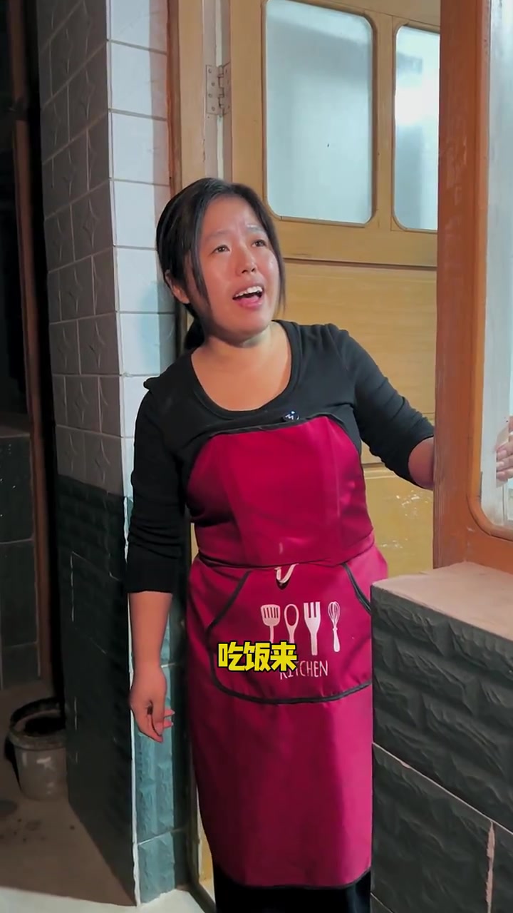 忙碌的一天结束,两个人在一起说说笑笑的吃个晚饭,何尝不是一种幸福