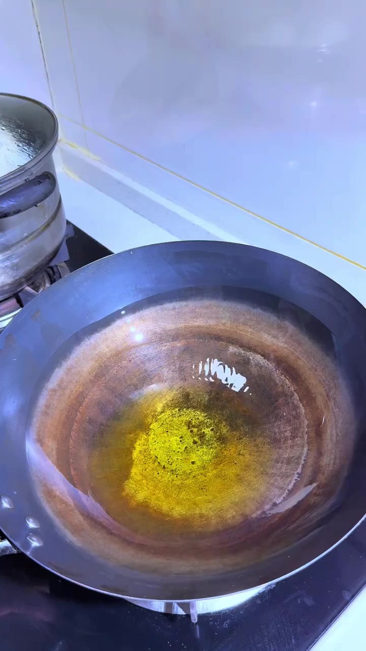 今天给大家分享一个好吃的香椿辣子酱夹馍，做法简单味道美，就是太费馍