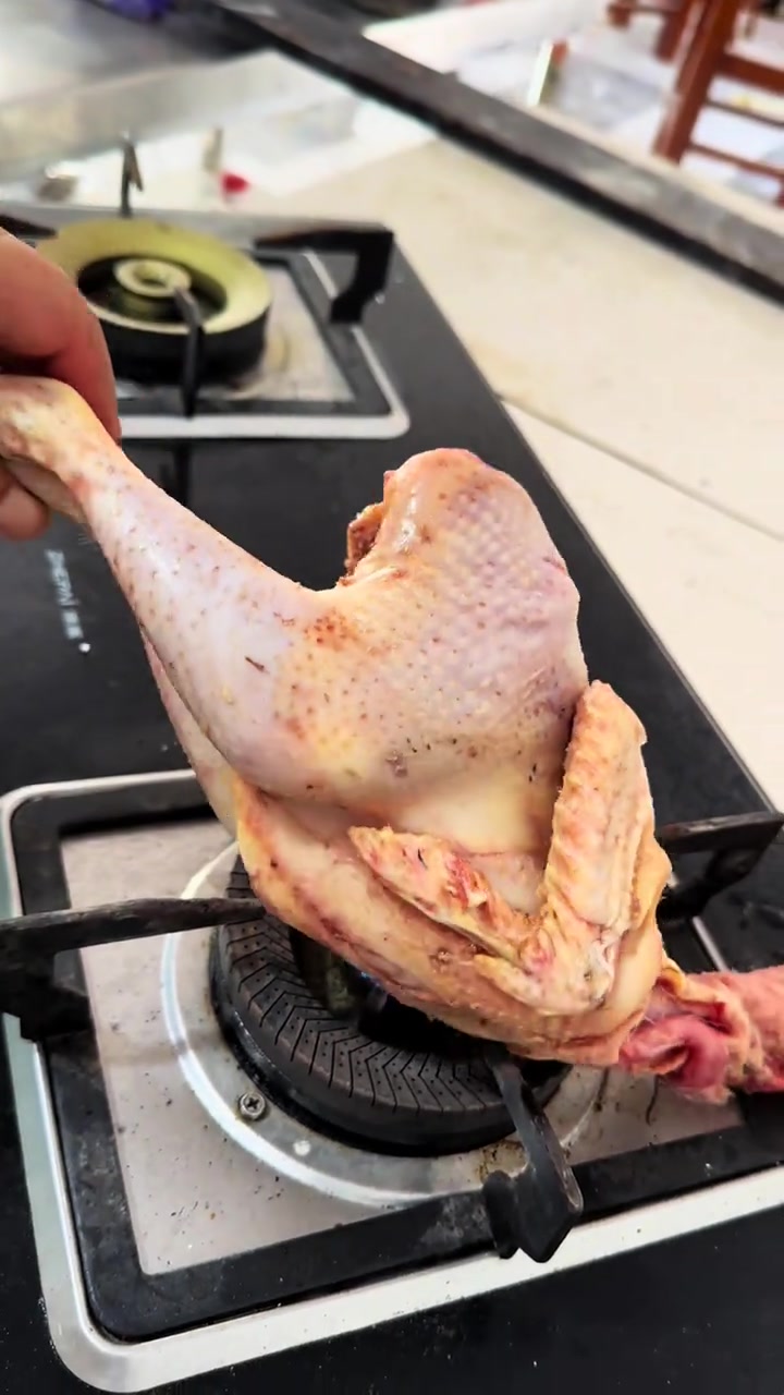 河北人的家常便饭，今天铁锅炖柴公鸡，张百万说这两天他有点营养不良，让我给他炖只鸡