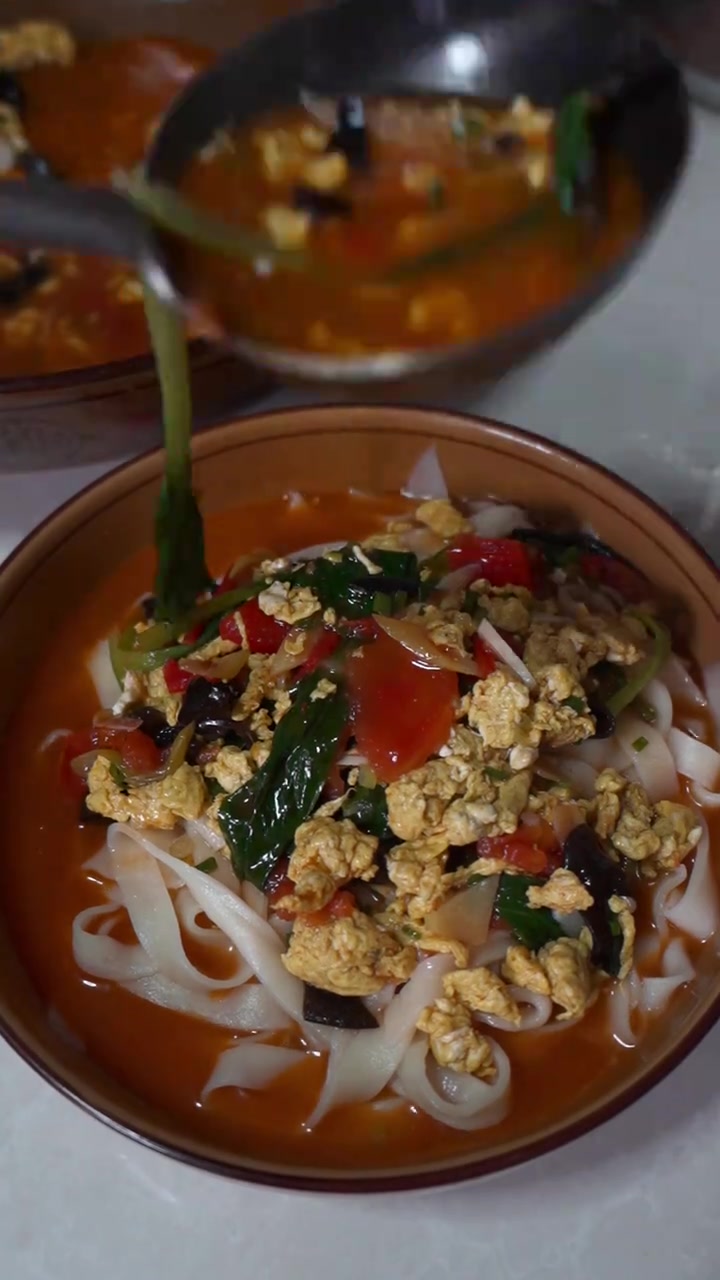 《西红柿鸡蛋面》从菜园摘下几个熟透的西红柿，打上几个土鸡蛋，烩上一碗西红柿鸡蛋卤，手擀面捞
