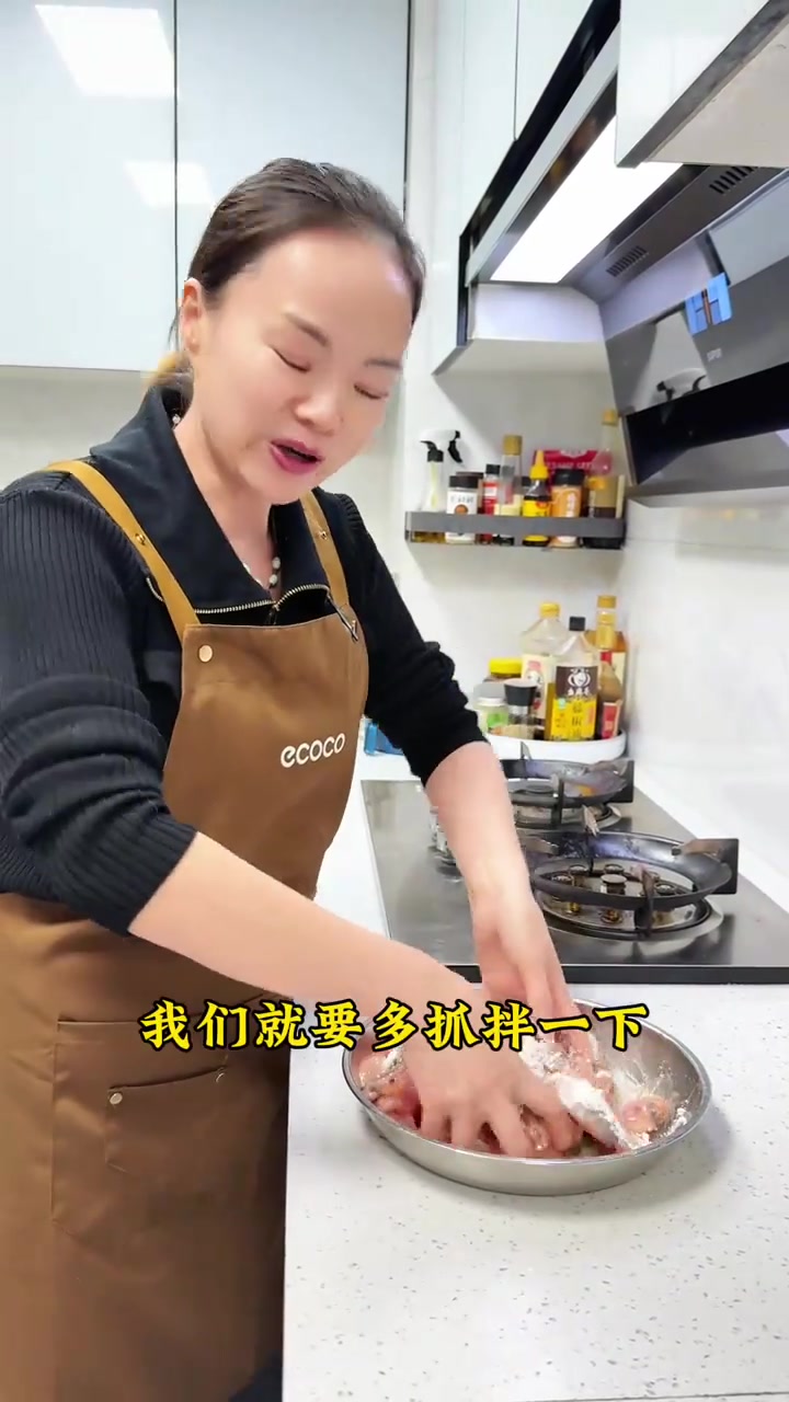 此菜出于资中风靡一时，好多江湖菜馆就只卖这一个菜，大蒜鲶鱼