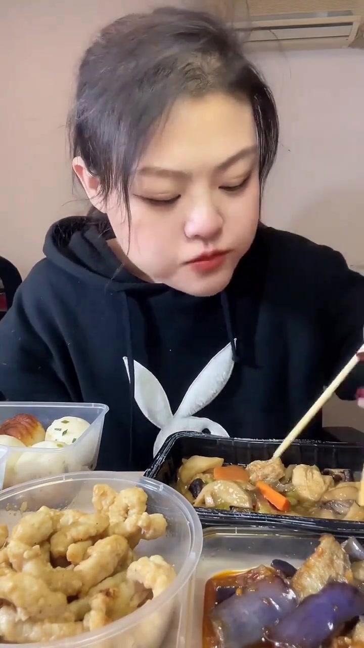 三大爷的早餐碳水局,馄饨汤包包子太香了