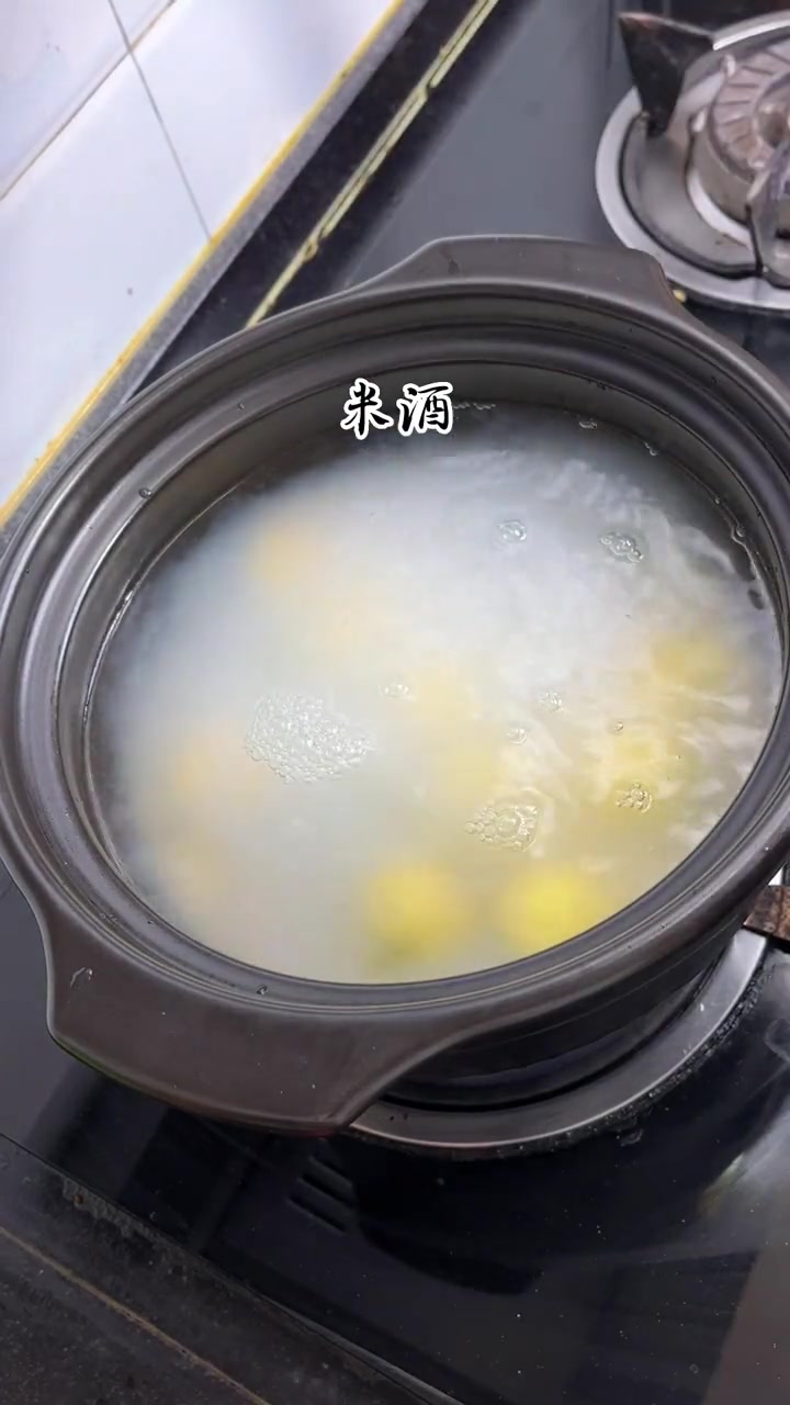 躺了两天吃什么都没有味道，就想喝点酒酿圆子