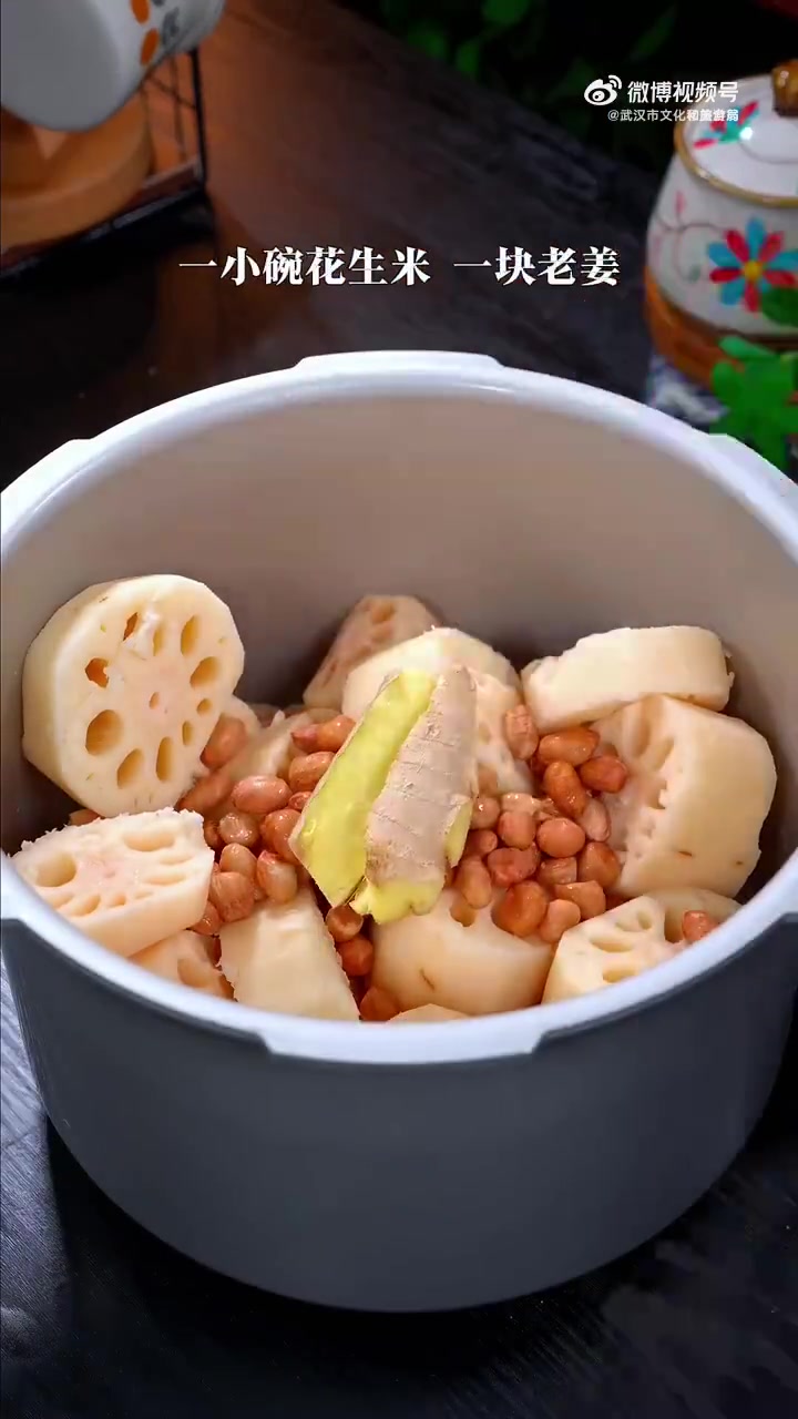 秋天的莲藕最养人，给家人安排上这个莲藕排骨汤吧，清甜不油腻~