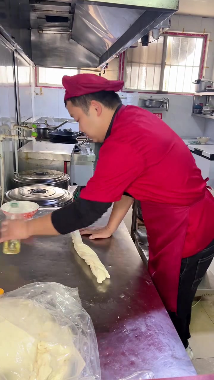 看看一斤面粉到底能做几碗拉面?我是拉面时哥,在河南漯河做拉面,已经做了15年了,如果志同道