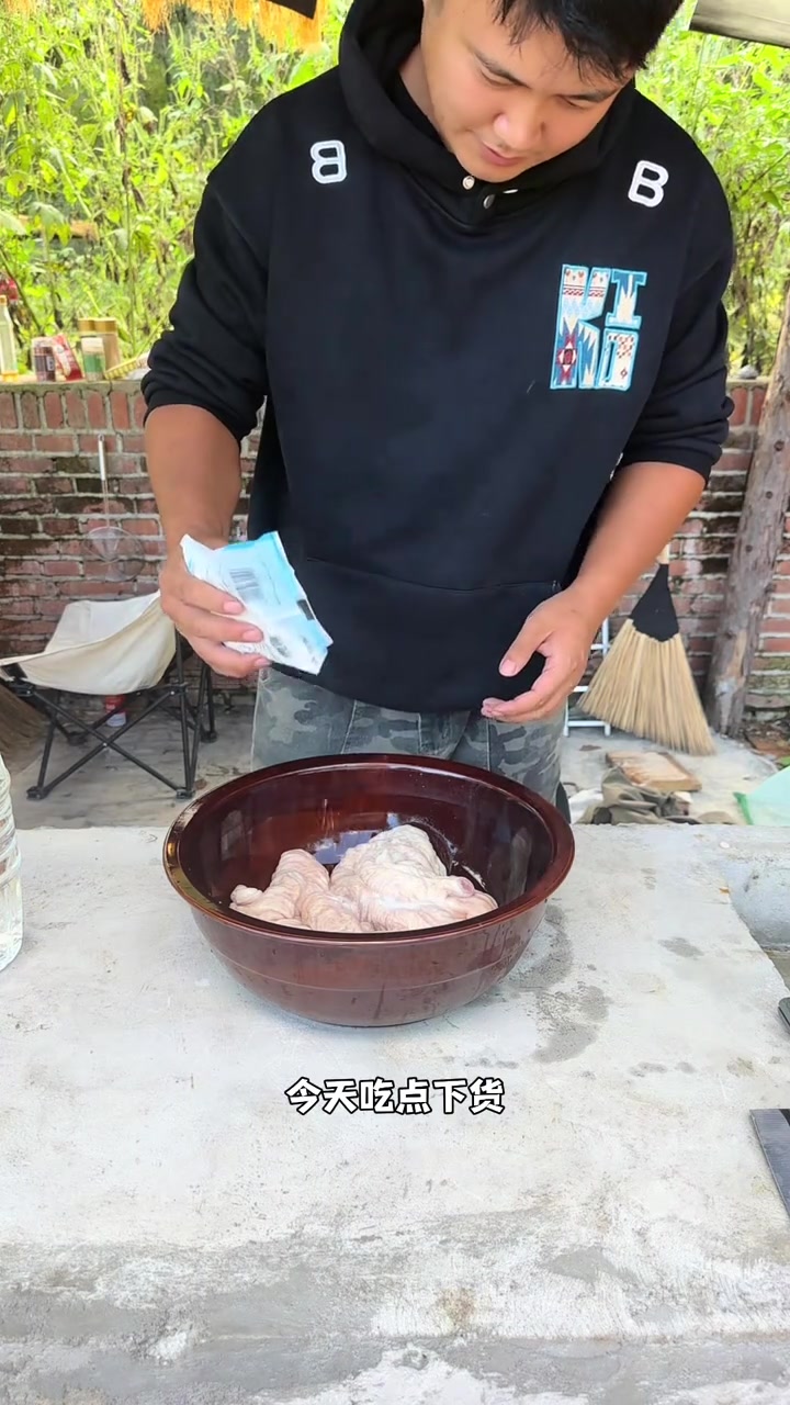 升级圆桌，红砖围炉，火锅烧烤两不误，肥肠炖豆腐香懵了！