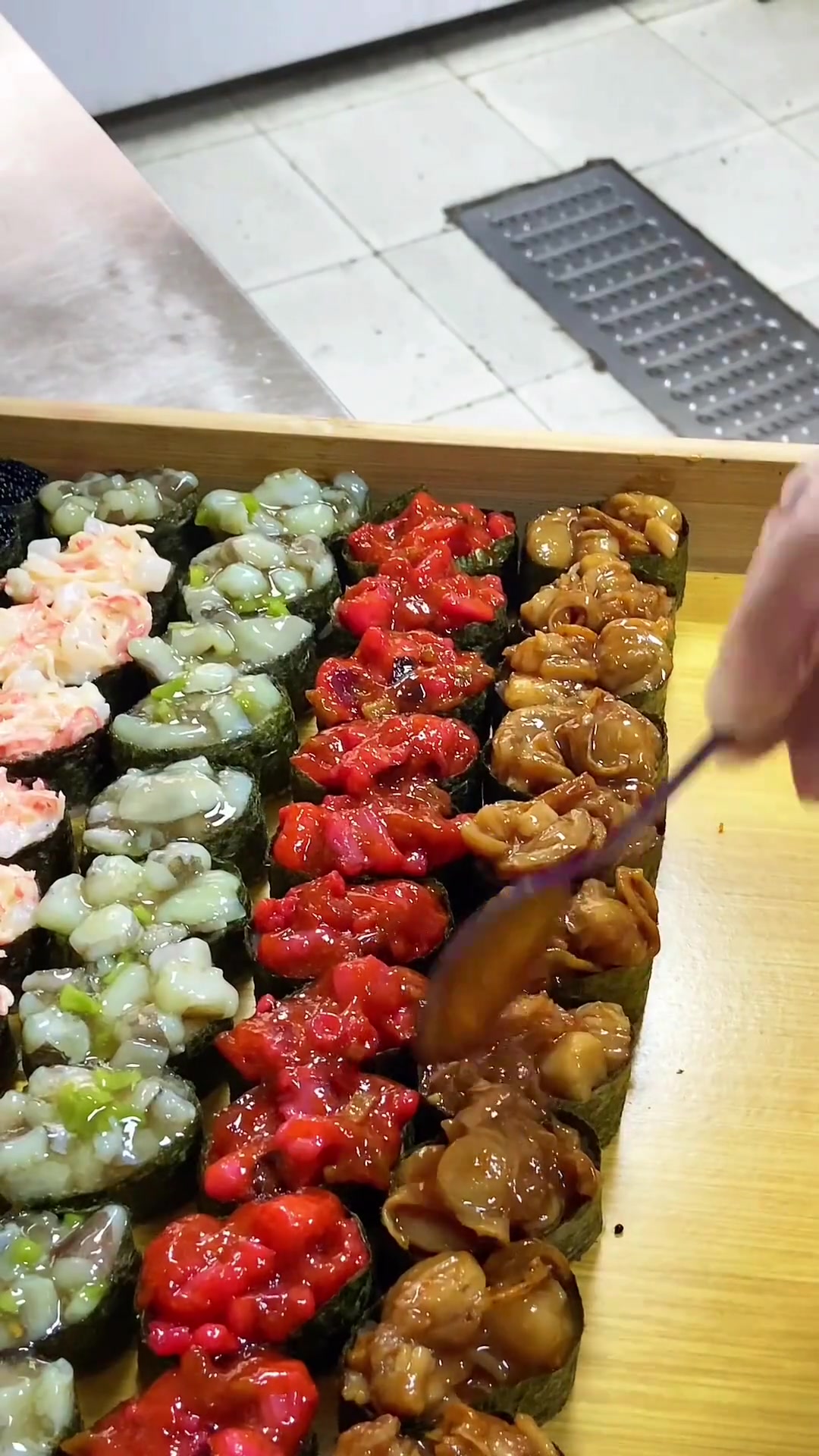 如果现在的生活不如意，就把精力暂时放在工作上吧，忙碌中不断成长，成长后不断总结，或许那些不