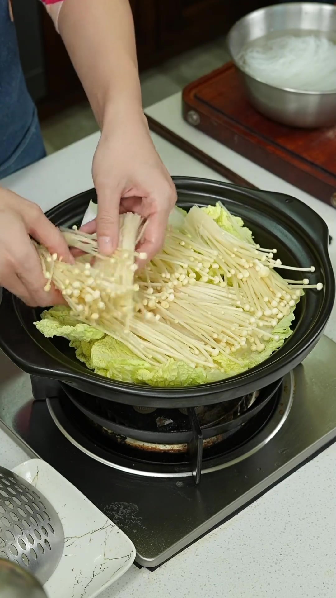 这天是越来越冷了，在家来上一锅热气腾腾的羊肉粉丝煲，好吃又下饭