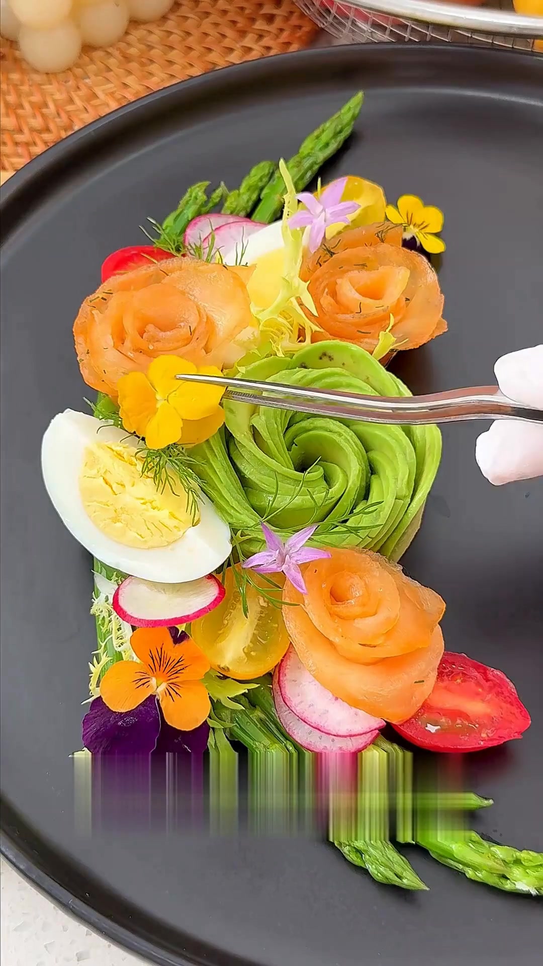 牛油果三文鱼沙拉的美味呈现