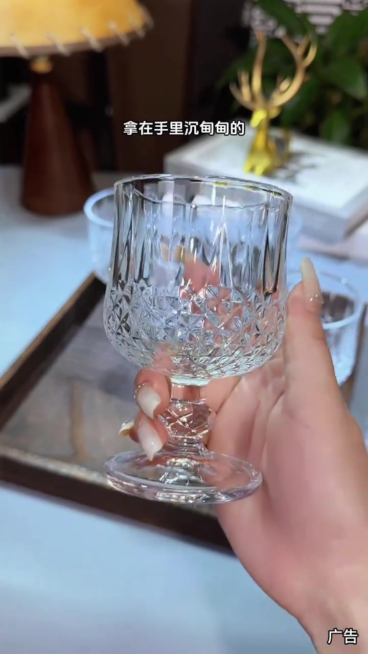 9块9到手的6个钻石纹高脚杯真的好精致啊!平时用来喝香槟红酒饮料仪式感满满!刷到的姐妹赶紧
