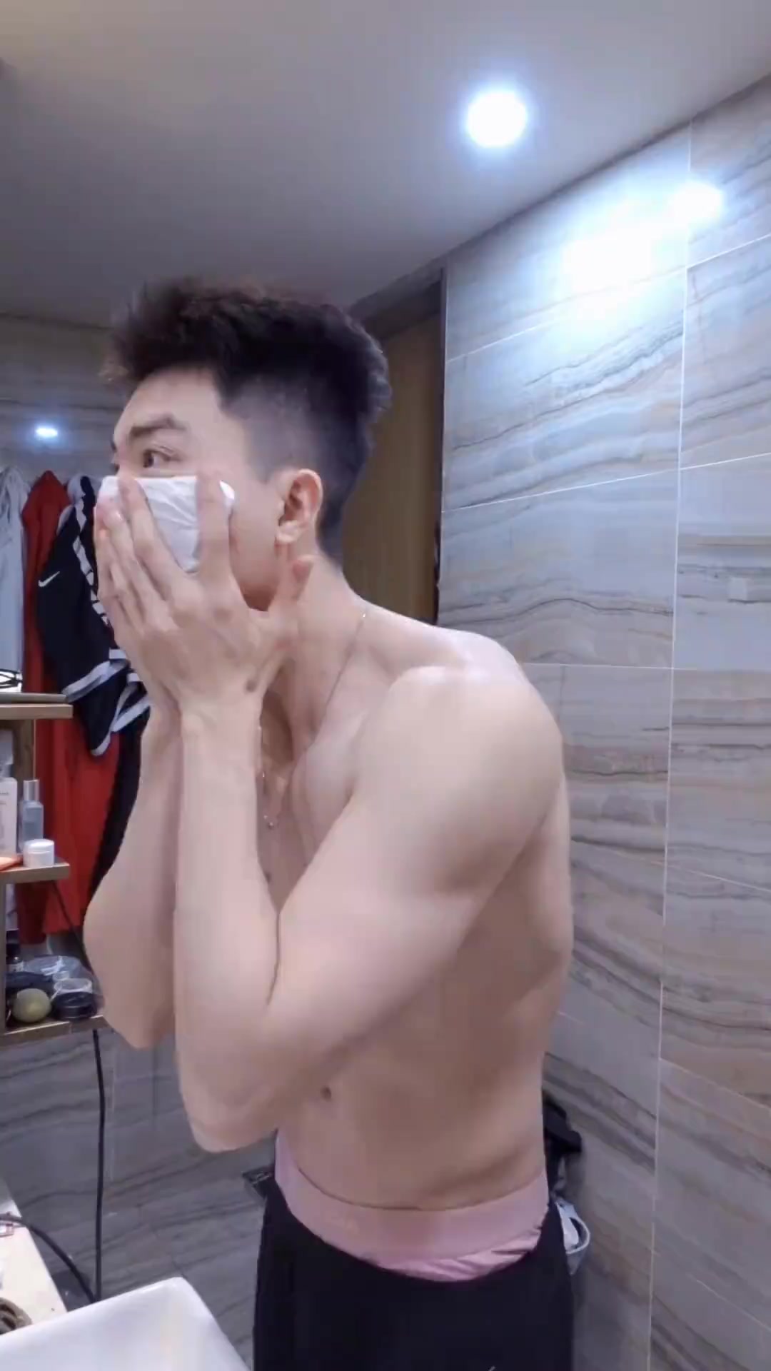 紫色穿搭让白皮健身肌肉男更有韵味