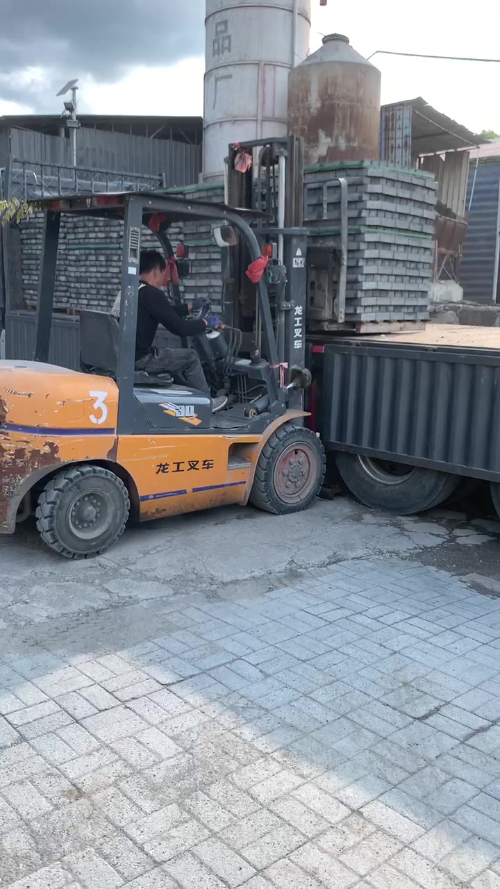 现在铺草坪砖和面包砖多少钱一平啊?