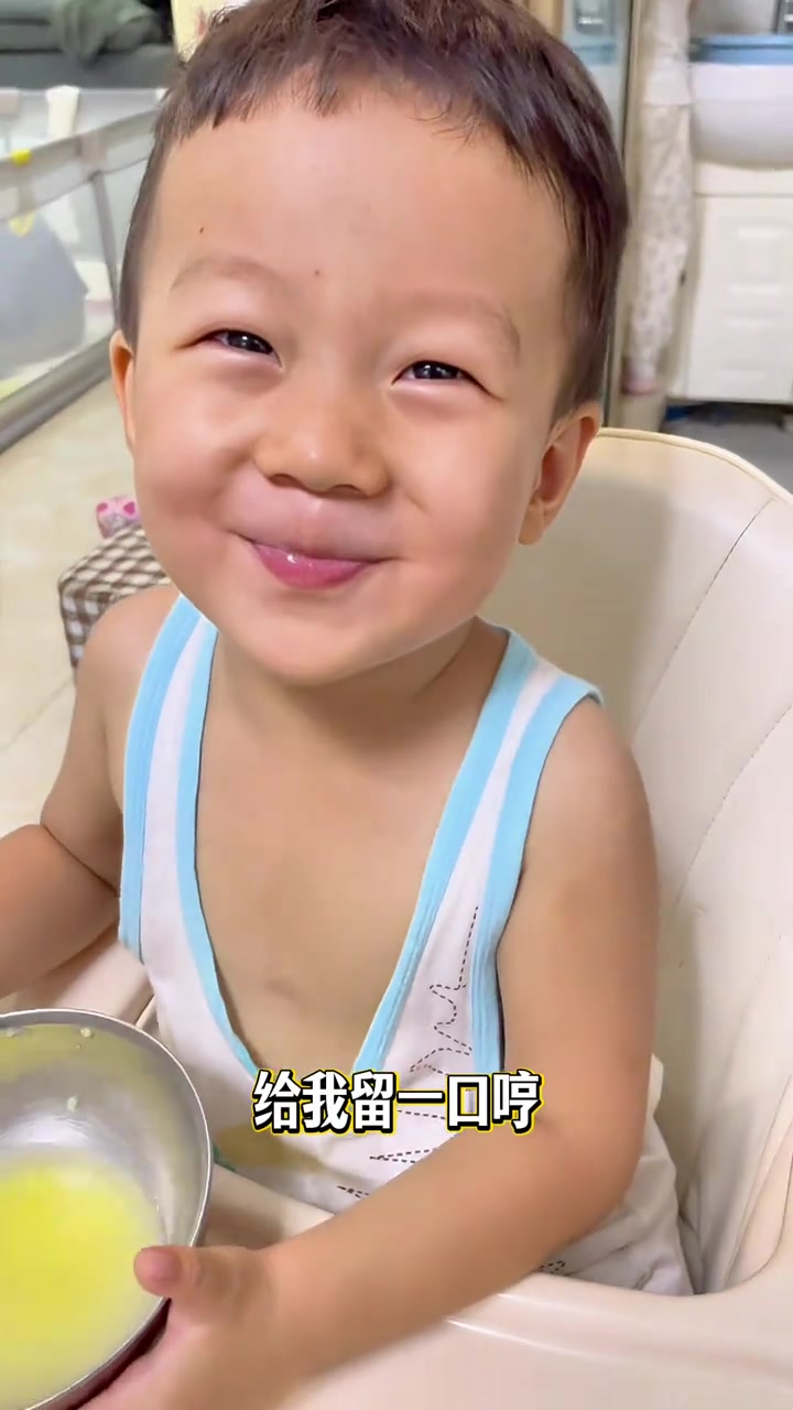 人类幼崽小捣蛋，喝个小米粥也各种调皮捣蛋的表情和小动作！