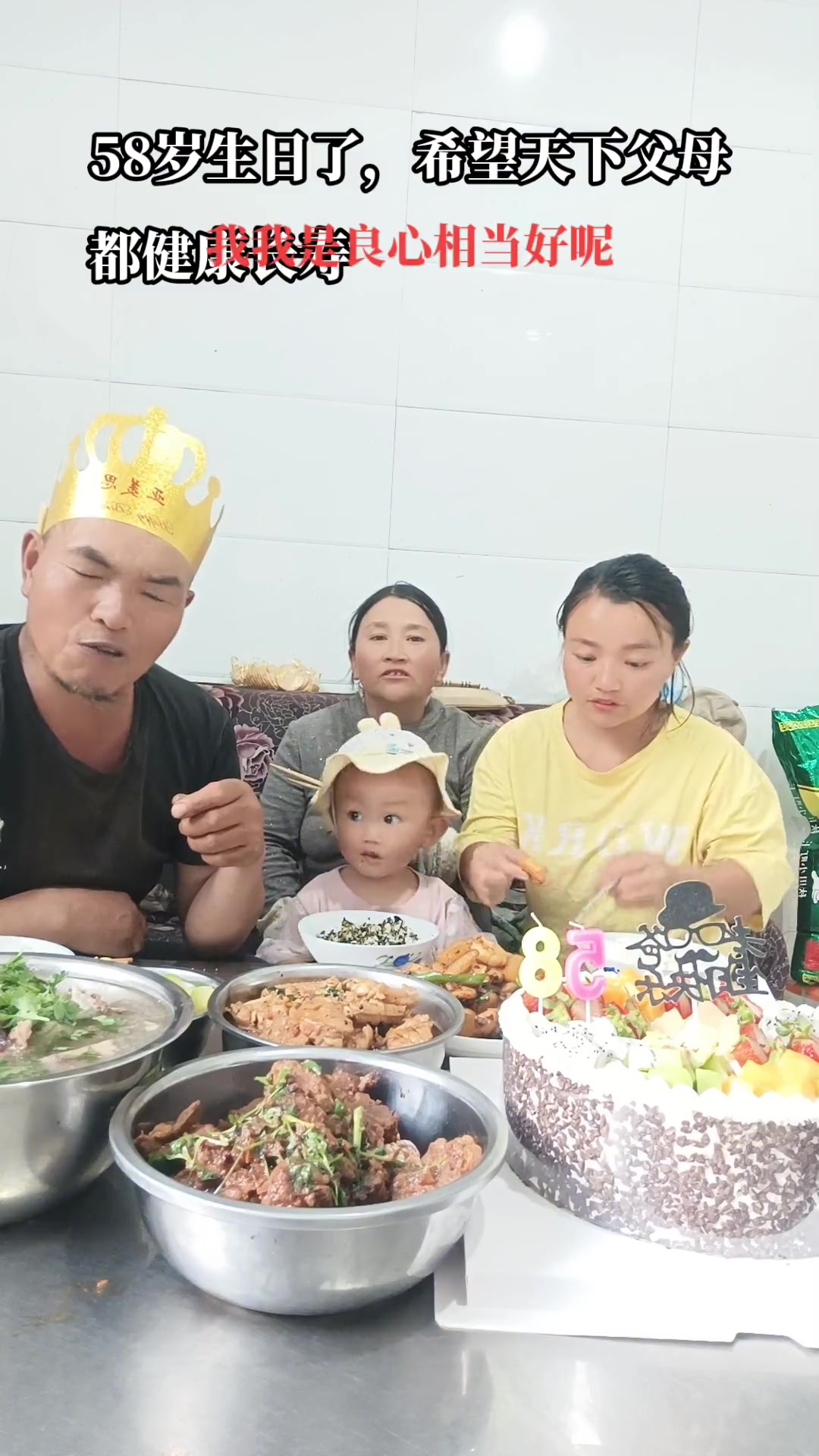 生日等不来朋友,自己开吃,还准备了蛋糕!
