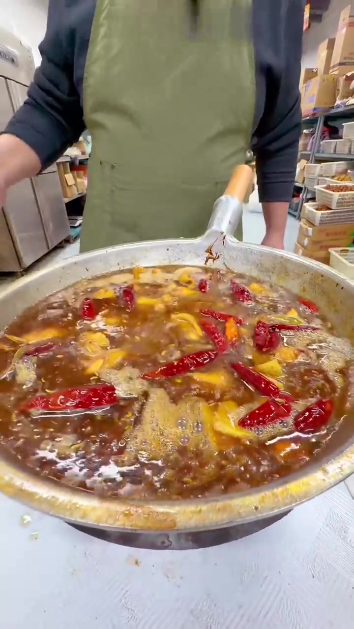 好多朋友说大盘鸡和炒鸡有什么区别吗，还真的是有，不管是炒鸡还是大盘鸡，每个人都有自己独特的