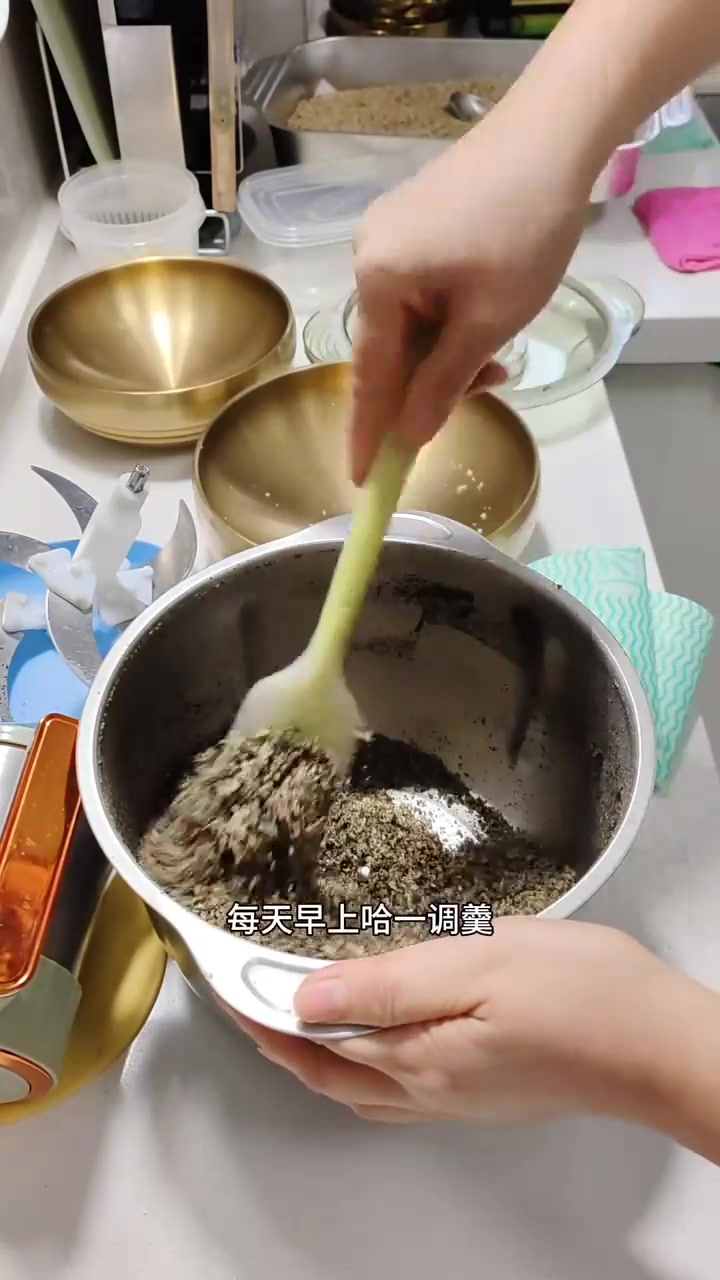 第一次用绞肉机捣鼓着做家庭版：黑芝麻核桃糊，顺便又做了一些芝麻盐