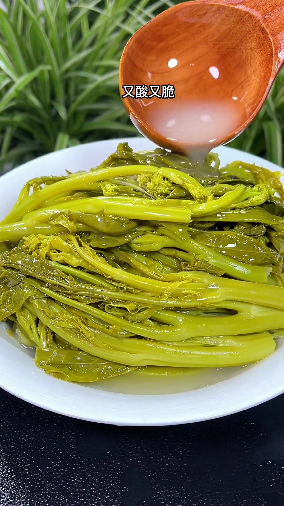 想吃贵州酸菜了但又没有老酸汤要怎么做酸菜才又酸又脆，看完视频你就学会了，你们都是怎么做的呢