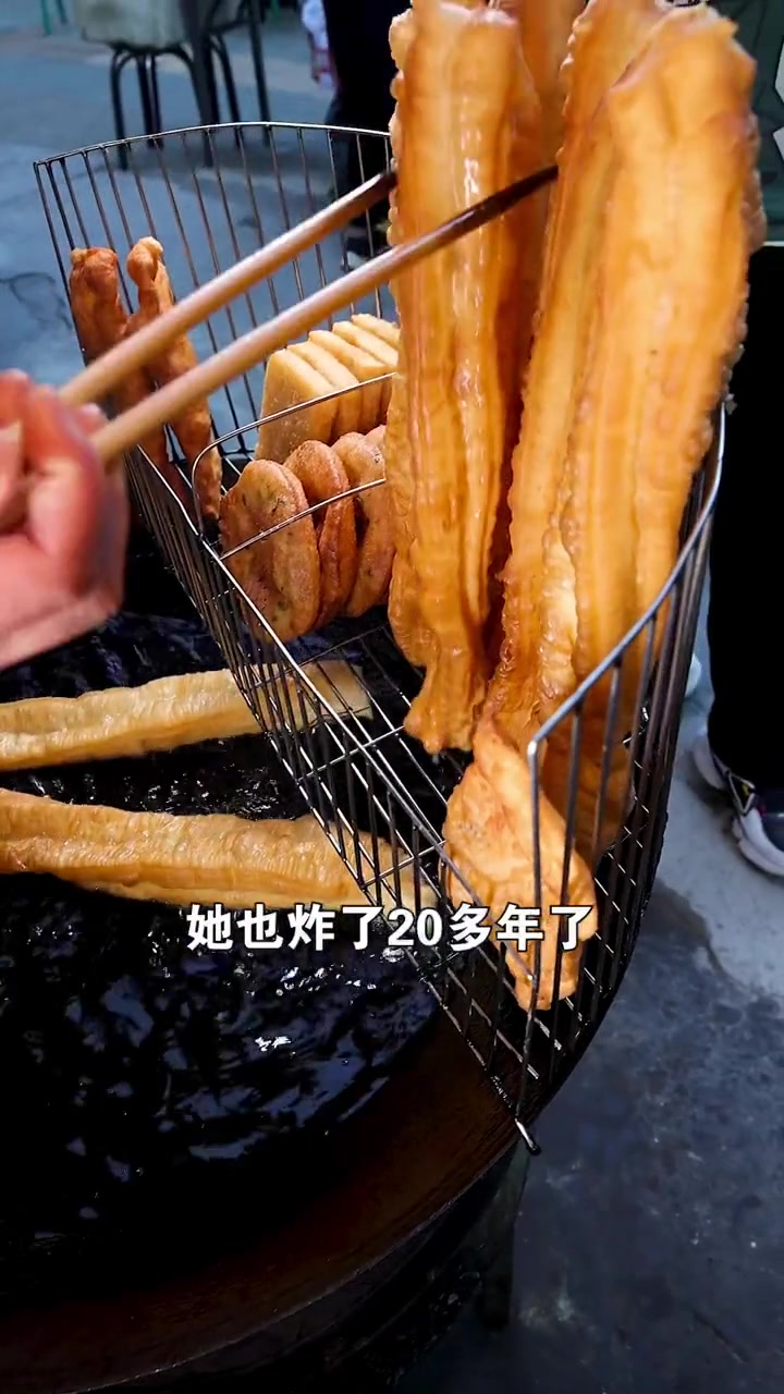 一碗糊汤粉，一根油条，这就是老武汉人一天的开始，汉阳的这家过早摊子做了23年的糊汤粉，阿姨