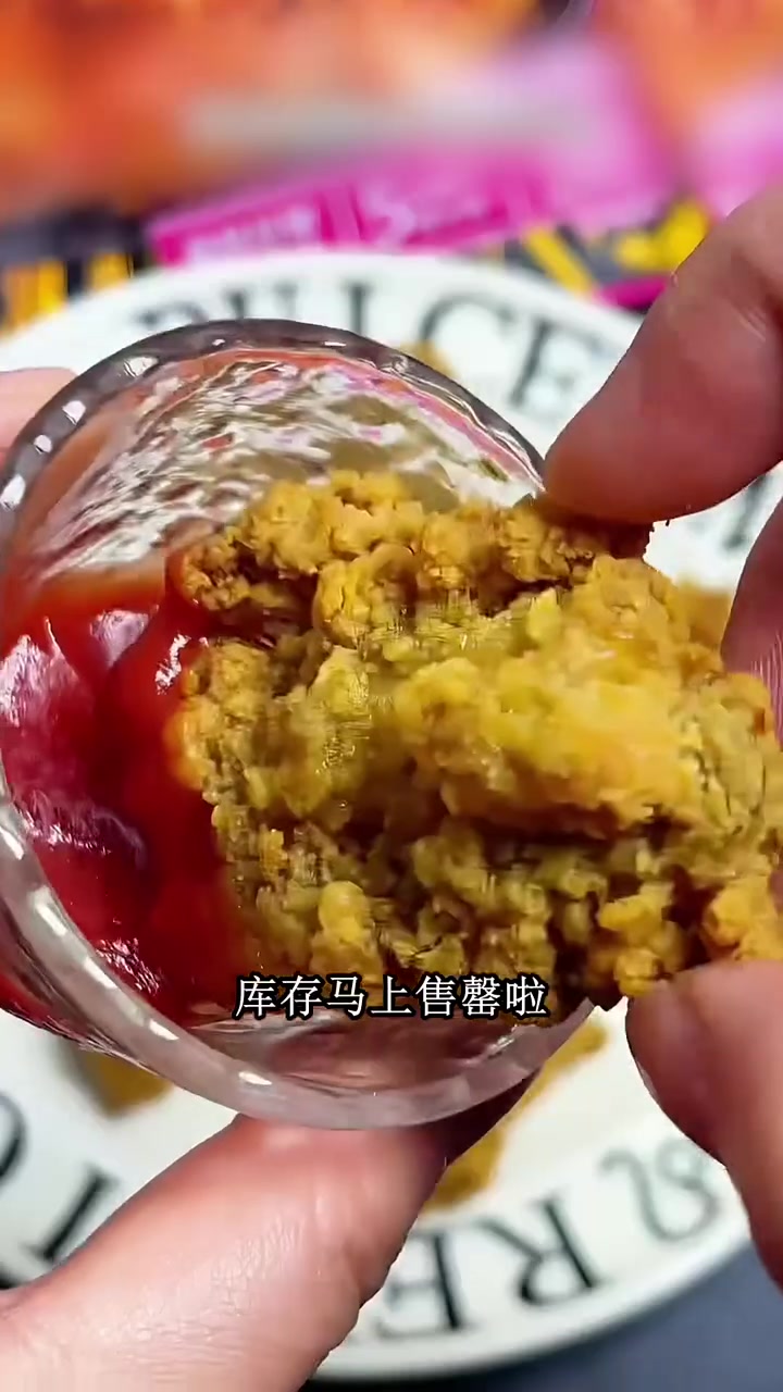 脆皮炸鸡伴翅做追剧零食太绝,边看剧边啃,手指上沾的粉都要舔干净,根本停不下来!