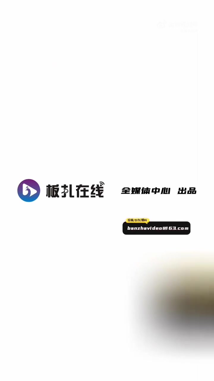 「百草味面包内被曝有活蟑螂爬行?」客服回应面包袋内疑有蟑螂10月25日,一消费者在社交平台