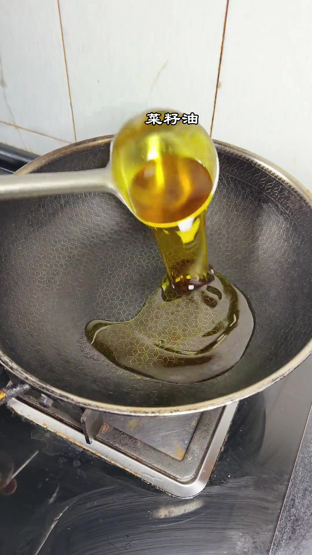 「蒜辣耙鸡脚」别犹豫了!蒜辣鲜香耙鸡脚,皮嫩肉糯轻松脱骨,一口鲜辣超满足,根本停不下来!