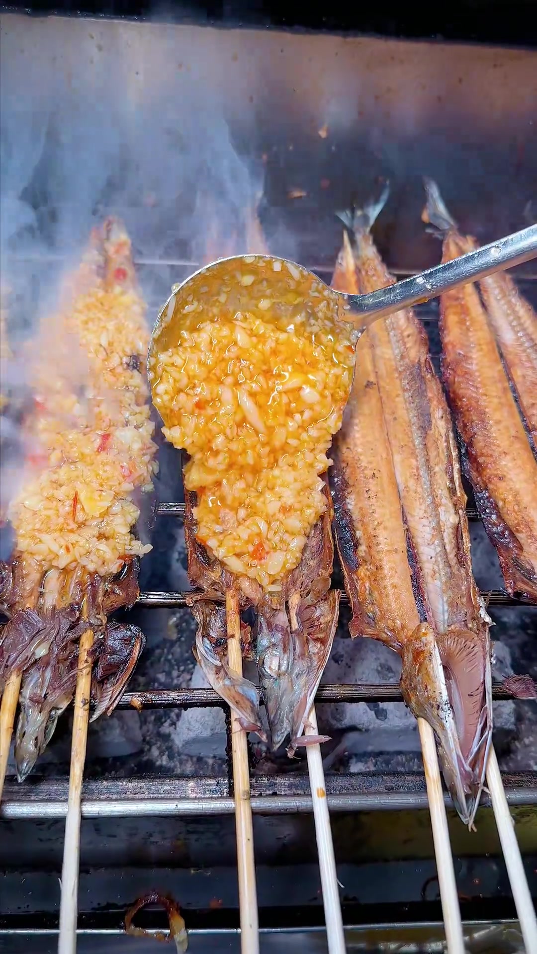 碳烤蒜蓉秋刀鱼分享给大家