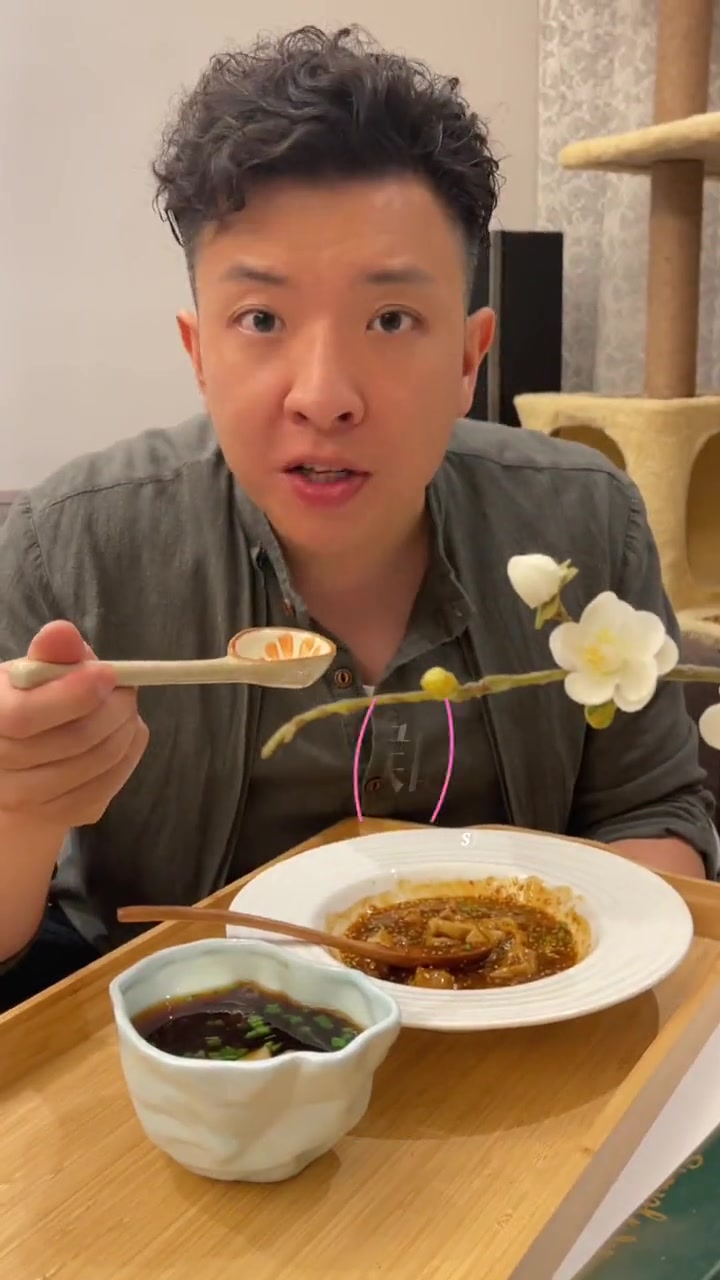 小馄饨别再煮着吃了，试试这个加了花生酱的酸辣麻酱馄饨，好吃到冒泡的这种