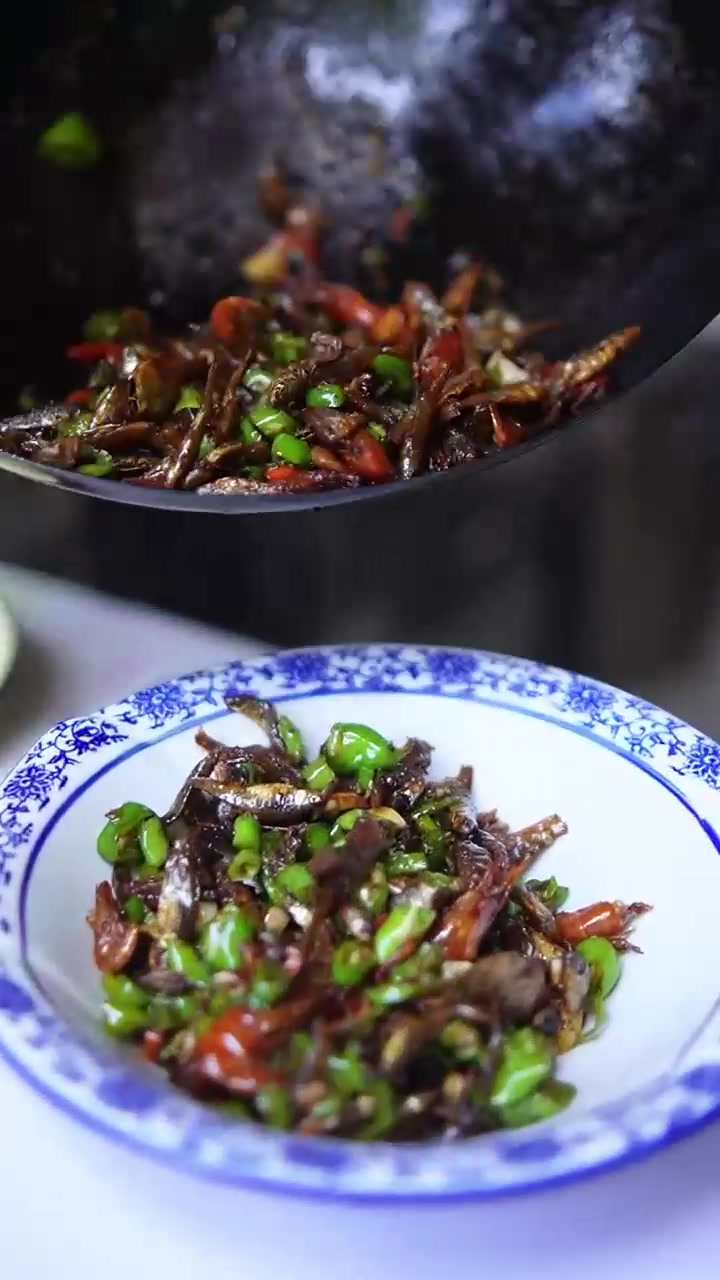 自己做的小鱼仔怎么能少了紫苏酱呢，加上青红辣椒，好吃下饭，香辣开胃