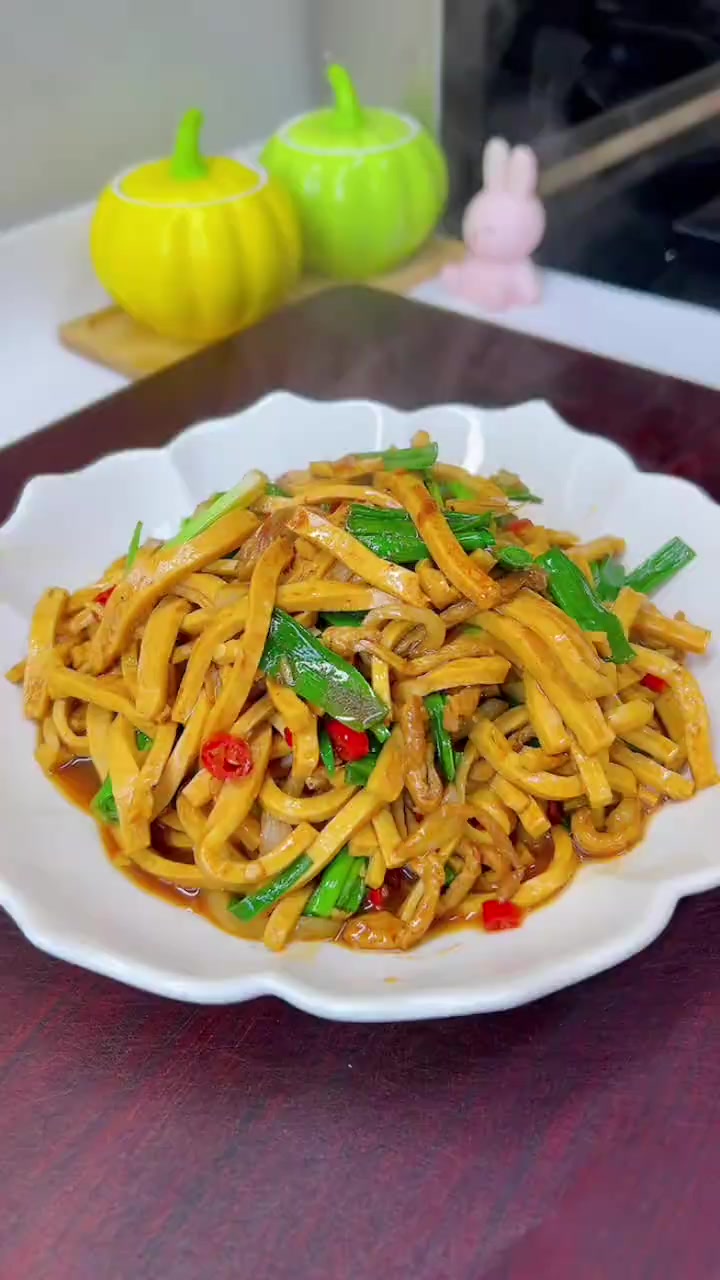 今天做了一道家常下饭菜，百叶豆腐炒肉丝，软软嫩嫩的