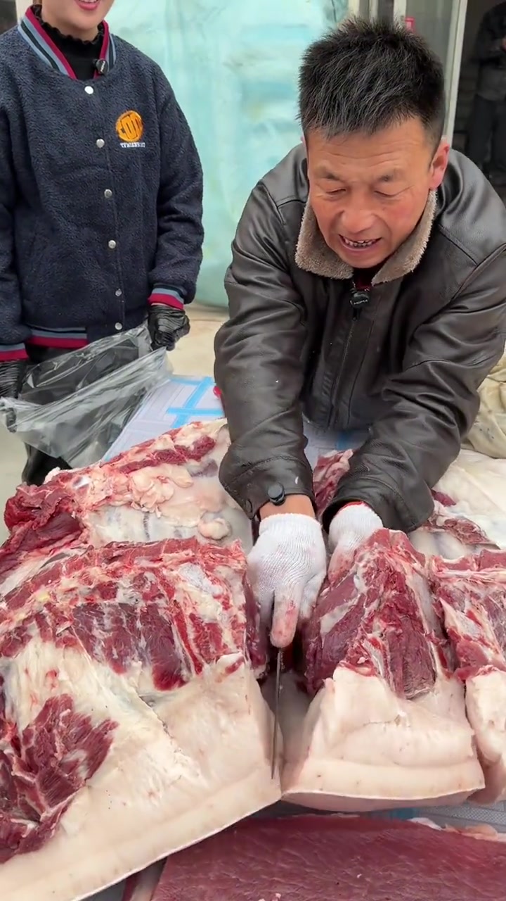 东北早市惊现580多斤土猪肉，肥膘15公分超标