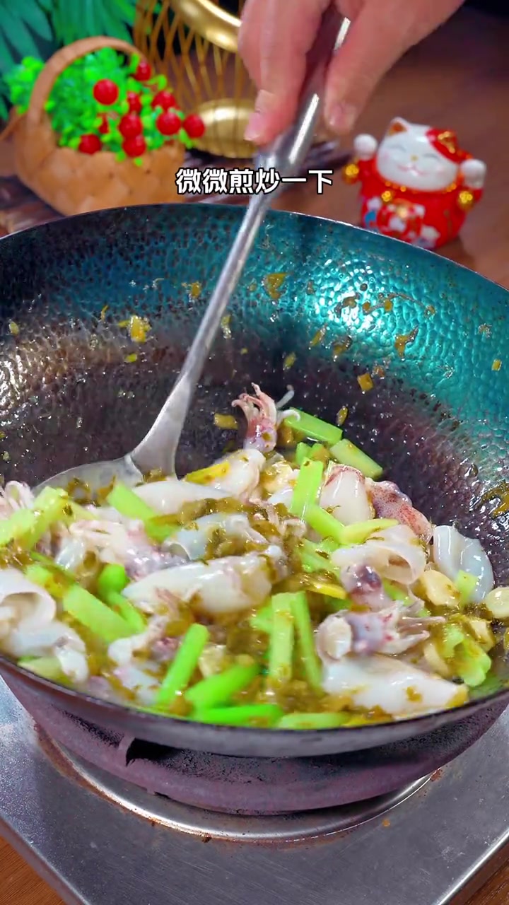 雪菜芹菜烧小鱿鱼，不用加一滴水的鱿鱼做法，咸鲜美味