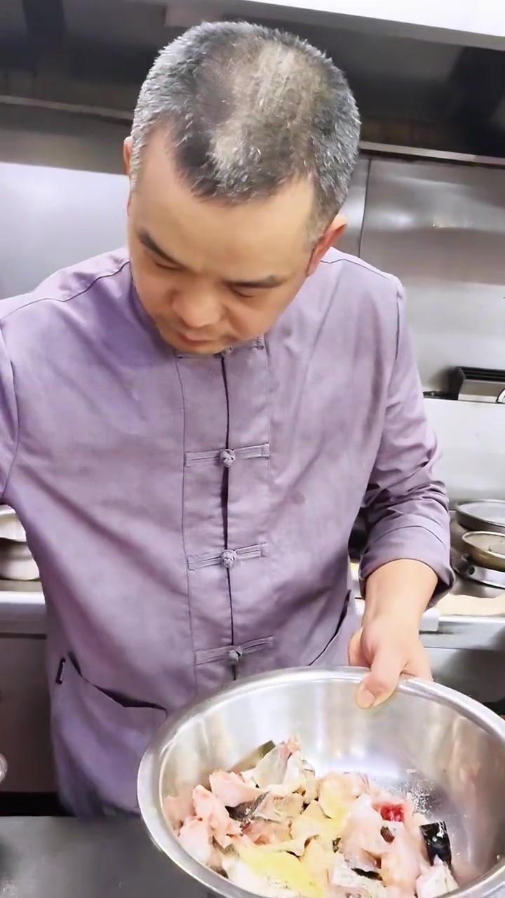 青椒炒碎鱼头，青椒炒碎鱼头外焦里嫩，家常味十足