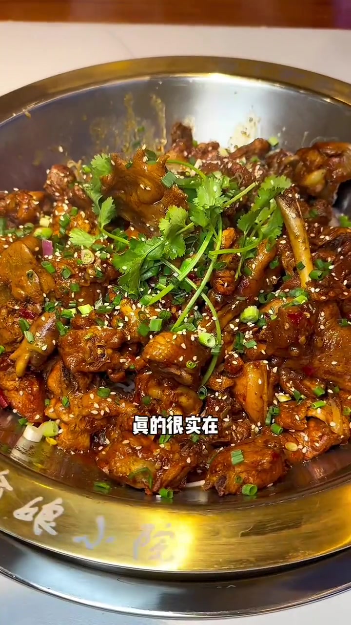 重庆人在无锡开的干锅火锅店，周年庆138吃一大桌重庆烧鸡公分量很实在
