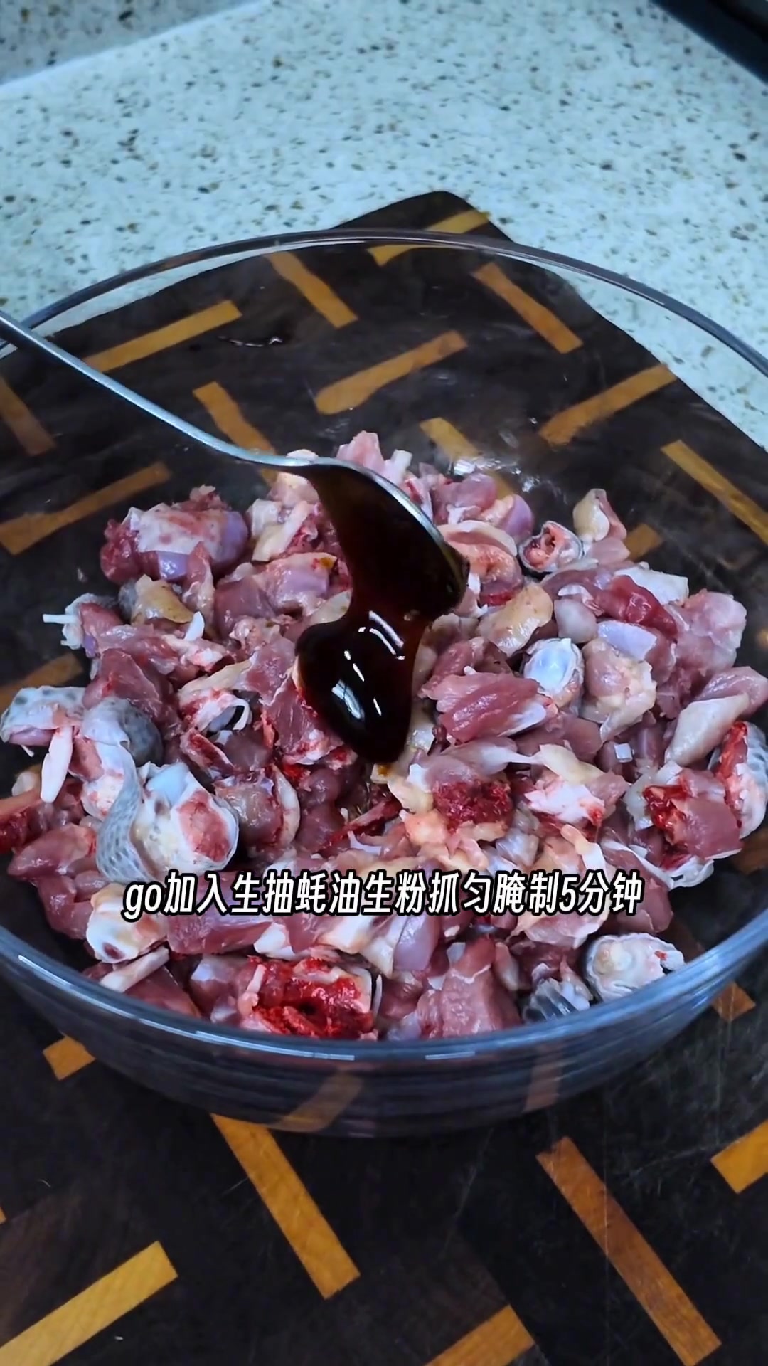 红袍麻椒鸡的大红袍花椒怎么炒才不变色？