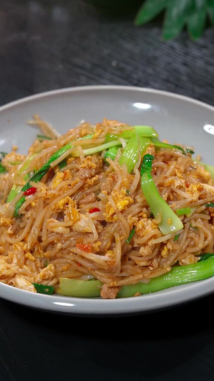 湖南的肉蛋炒米粉，做法简单好吃又不贵，下班回家累了不想做法你就试试这