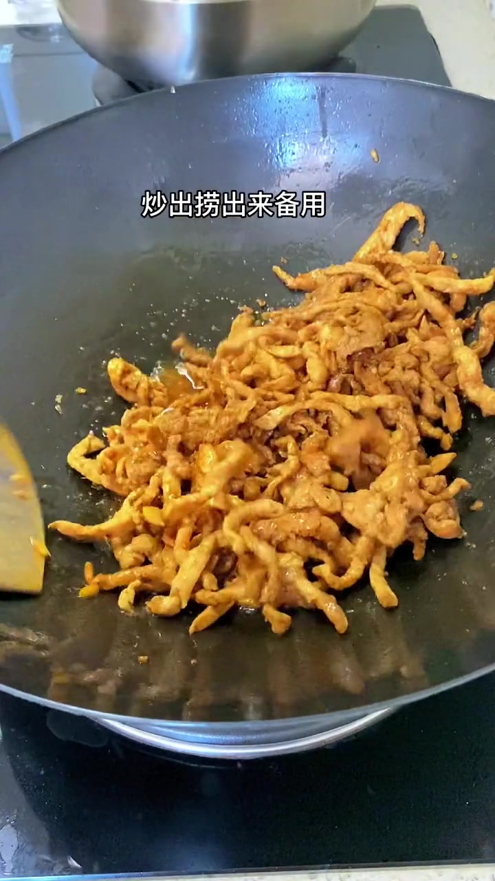 丫头最爱的榨菜肉丝面，外面一碗十几元，自己在家这样炒一盘