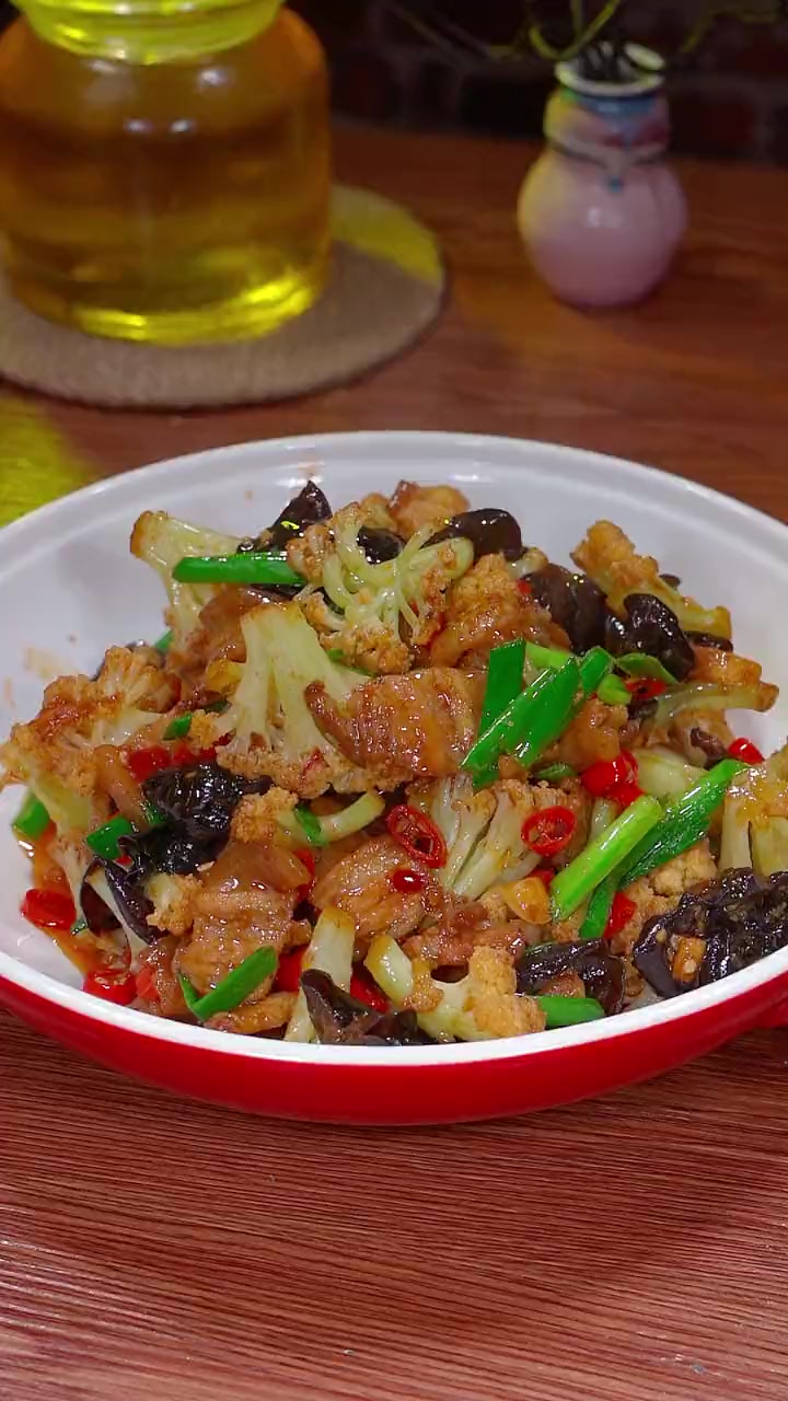 干锅花菜做法，炒出来的花菜香辣入味，特别好吃特别下饭