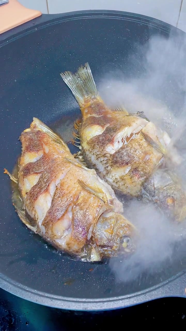 一看就会、奶白色的鲫鱼豆腐汤，营养美味又补钙！