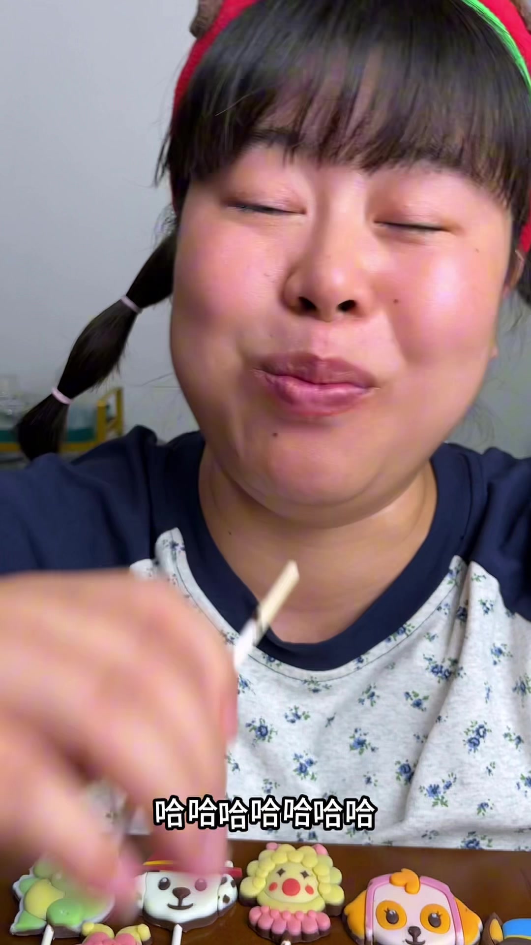 今天阿钟来吃各种造型的巧克力棒棒糖