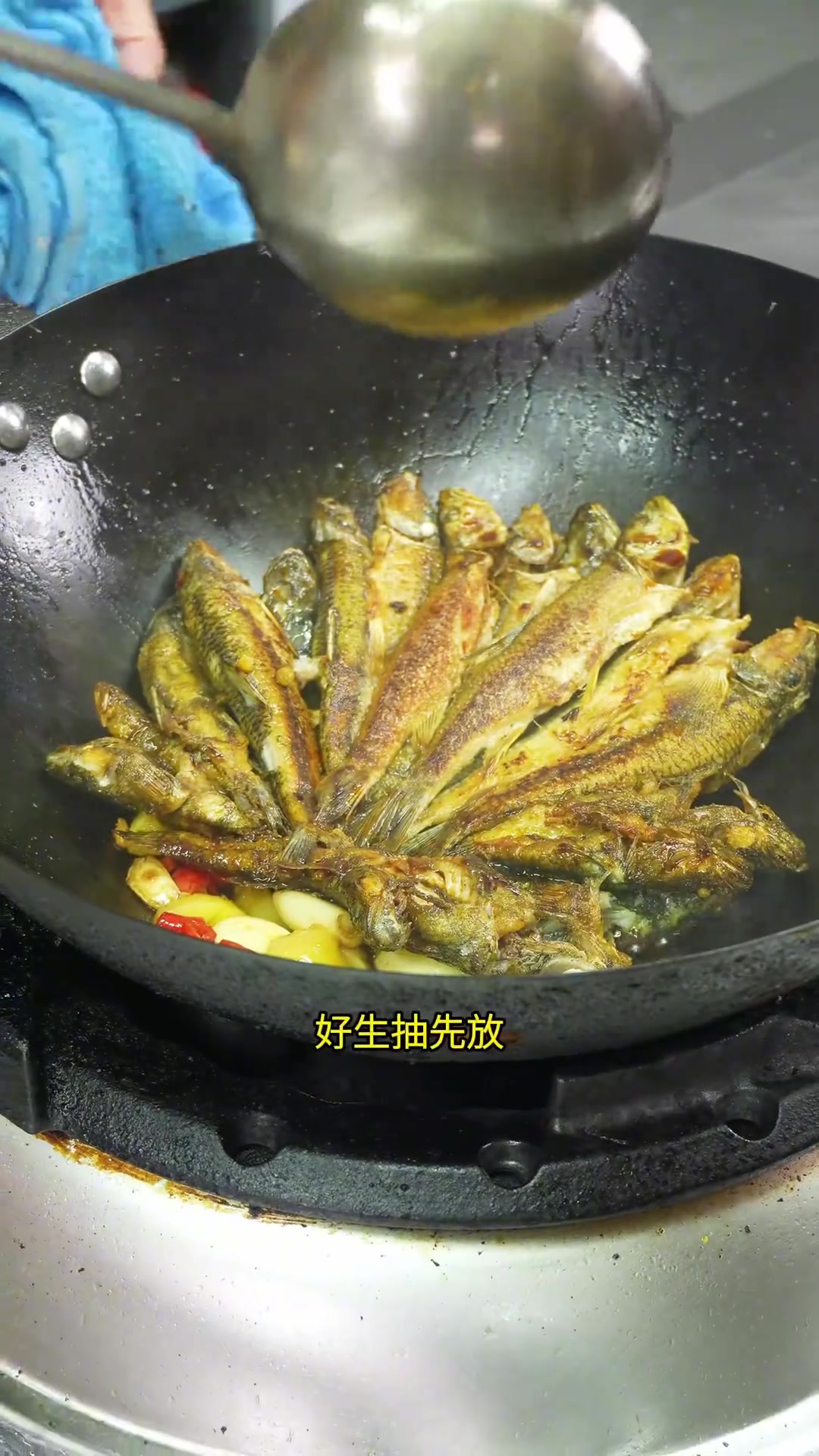 安吉野生小鱼做野鱼煲、杂鱼煲，堪称天花板
