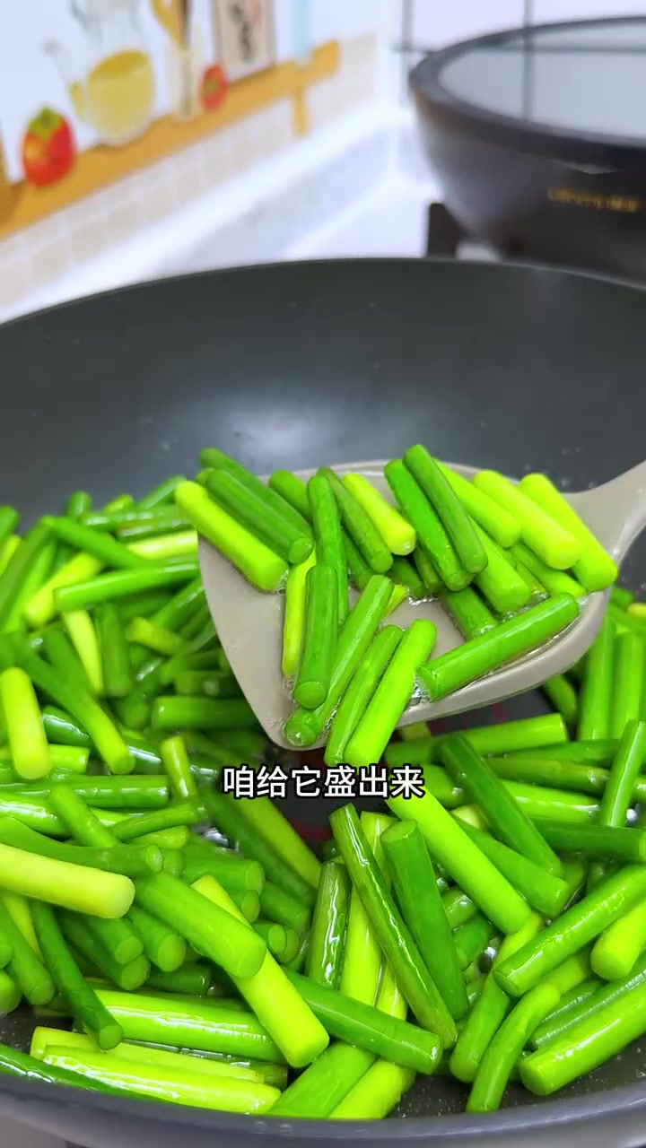 好吃的家常菜，一定是蒜苔炒肉，咋吃都吃不够